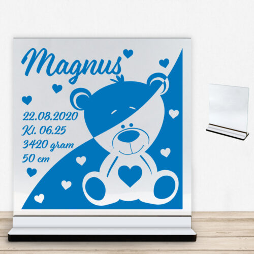 Bamsen Bailey m. fødselsdata | Glasskilt inkl. fod med farvet overflade