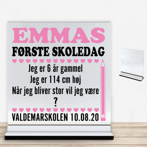 Min første skoledag m. hjerter | Glasskilt inkl. fod med farvet overflade