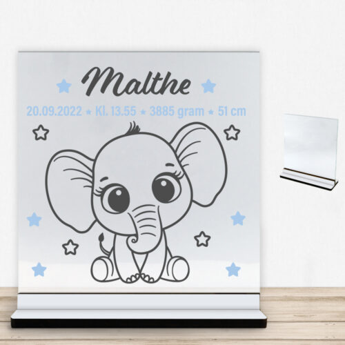 Baby elefant m. fødselsdata | Glasskilt inkl. fod med farvet overflade