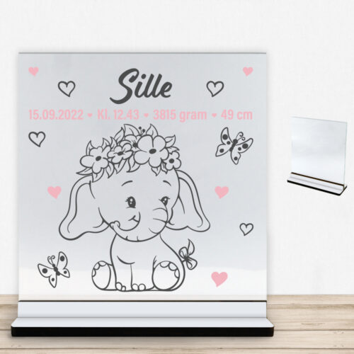 Den lille elefant #5 m. fødselsdata | Glasskilt inkl. fod med farvet overflade