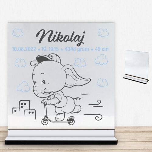 Den lille elefant #8 m. fødselsdata | Glasskilt inkl. fod med farvet overflade