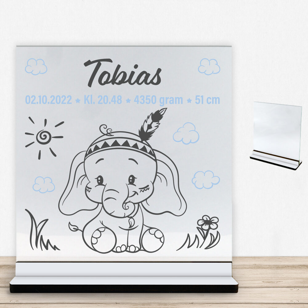 Den lille elefant #10 m. fødselsdata | Glasskilt inkl. fod med farvet overflade