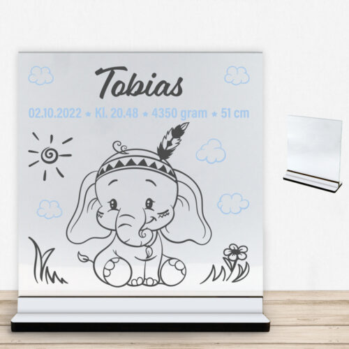 Den lille elefant #10 m. fødselsdata | Glasskilt inkl. fod med farvet overflade