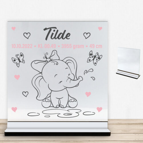 Den lille elefant #11 m. fødselsdata | Glasskilt inkl. fod med farvet overflade