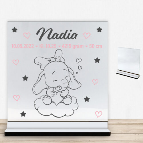 Den lille elefant #12 m. fødselsdata | Glasskilt inkl. fod med farvet overflade