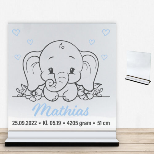 Den lille elefant #13 m. fødselsdata | Glasskilt inkl. fod med farvet overflade