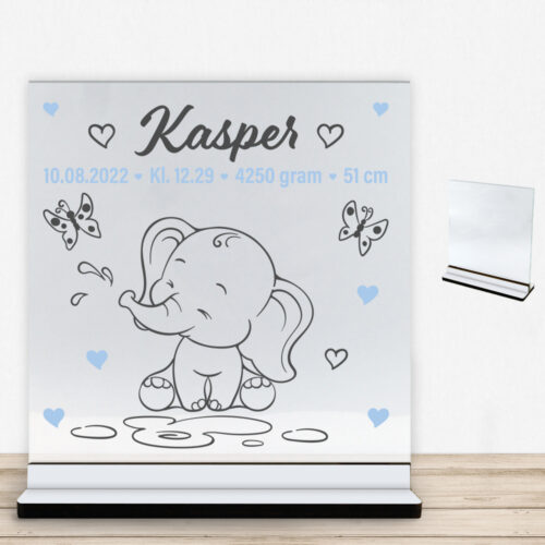 Den lille elefant #14 m. fødselsdata | Glasskilt inkl. fod med farvet overflade