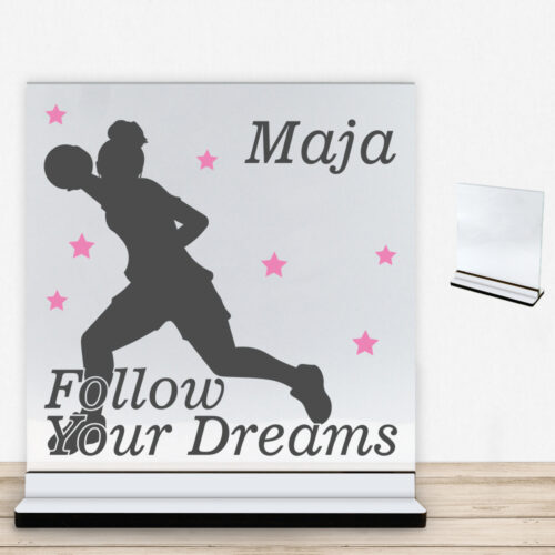 Alternative view of Follow Your Dreams håndbold pige #1 | Glasskilt inkl. fod med farvet overflade