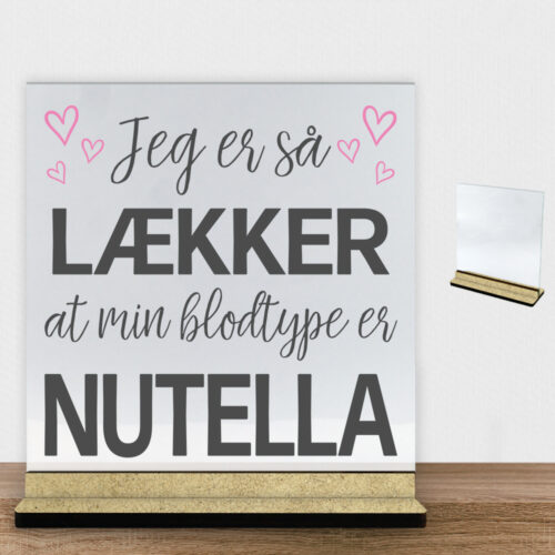 Jeg er så lækker... | Glasskilt inkl. fod (træfiber)