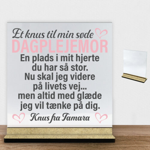 Et knus til min søde dagplejemor | Glasskilt inkl. fod (træfiber)