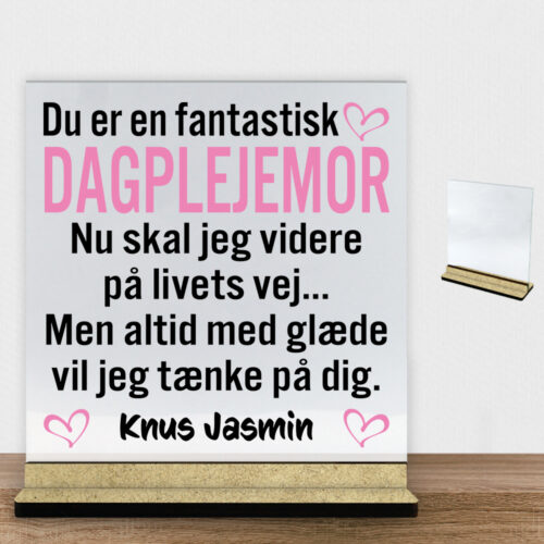Du er en fantastisk dagplejemor #1 | Glasskilt inkl. fod (træfiber)