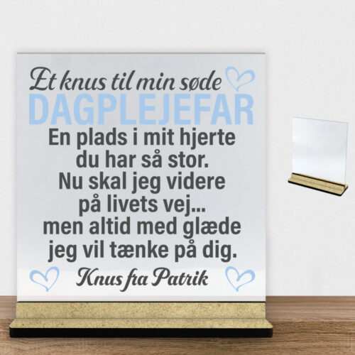 Et knus til min søde dagplejefar | Glasskilt inkl. fod (træfiber)