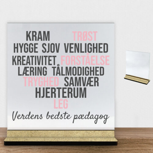 Kram, hygge & sjov - pædagog | Glasskilt inkl. fod (træfiber)
