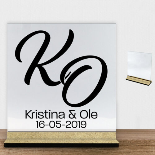 Monogram design 1 | Glasskilt inkl. fod (træfiber)