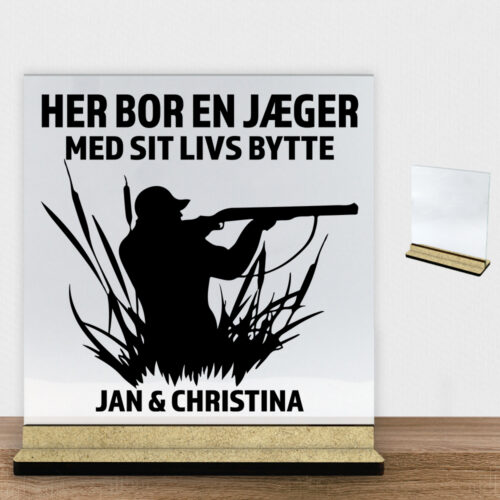 Her bor en jæger design 1 | Glasskilt inkl. fod (træfiber)