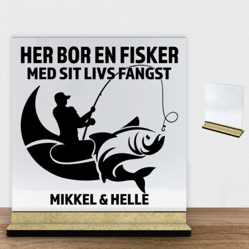 Her bor en fisker design 1 | Glasskilt inkl. fod (træfiber)