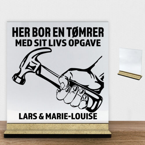 Her bor en tømrer design 1 | Glasskilt inkl. fod (træfiber)