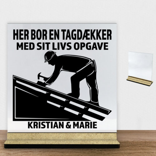 Her bor en tagdækker design 1 | Glasskilt inkl. fod (træfiber)