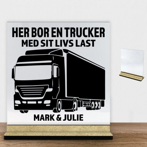 Her bor en trucker design 1 | Glasskilt inkl. fod (træfiber)