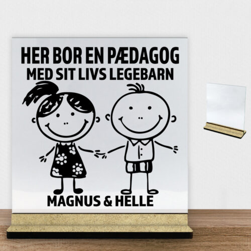 Her bor en pædagog design 1 | Glasskilt inkl. fod (træfiber)