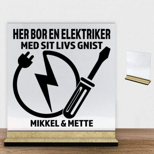 Her bor en elektriker design 1 | Glasskilt inkl. fod (træfiber)