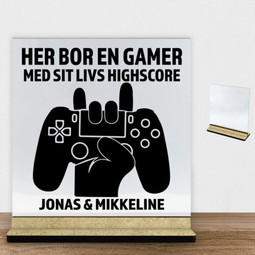Her bor en gamer design 1 | Glasskilt inkl. fod (træfiber)