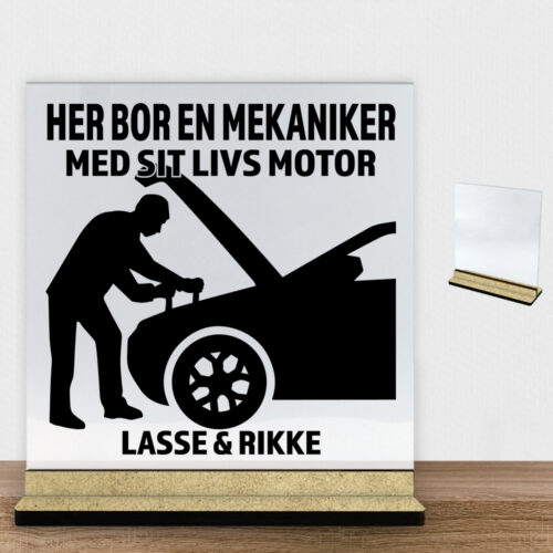 Her bor en mekaniker design 1 | Glasskilt inkl. fod (træfiber)