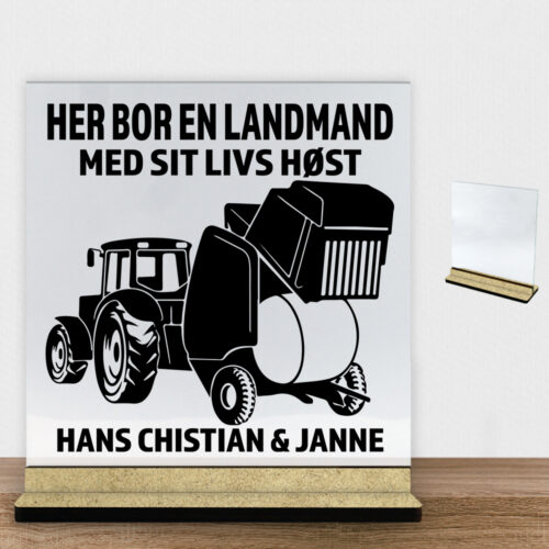 Her bor en landmand design 1 | Glasskilt inkl. fod (træfiber)