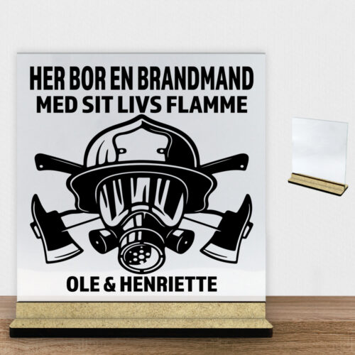Her bor en brandmand design 1 | Glasskilt inkl. fod (træfiber)