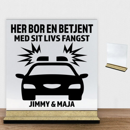 Her bor en betjent design 1 | Glasskilt inkl. fod (træfiber)