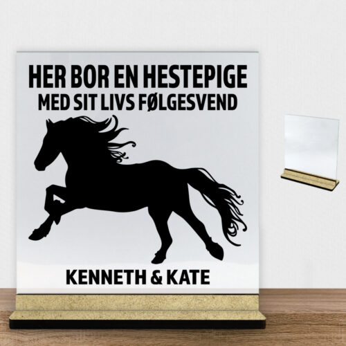 Her bor en hestepige design 1 | Glasskilt inkl. fod (træfiber)