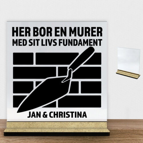 Her bor en murer design 1 | Glasskilt inkl. fod (træfiber)