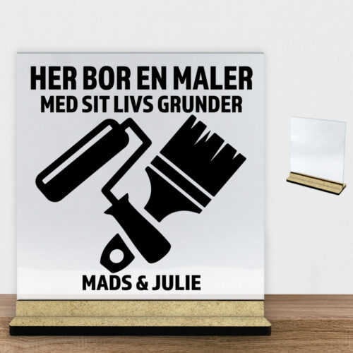 Her bor en maler design 1 | Glasskilt inkl. fod (træfiber)