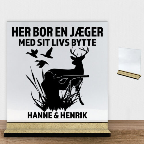 Her bor en jæger design 2 | Glasskilt inkl. fod (træfiber)