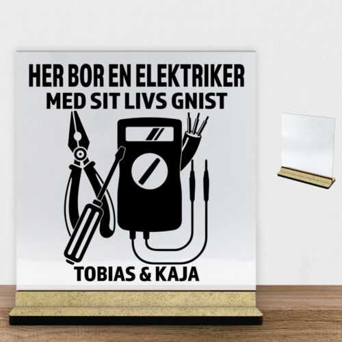 Her bor en elektriker design 2 | Glasskilt inkl. fod (træfiber)