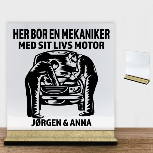 Her bor en mekaniker design 2 | Glasskilt inkl. fod (træfiber)