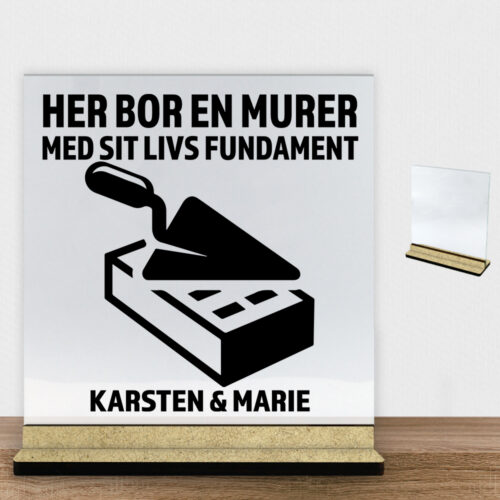 Her bor en murer design 2 | Glasskilt inkl. fod (træfiber)