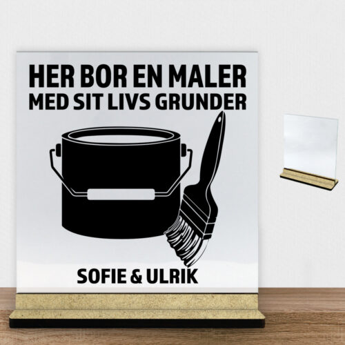 Her bor en maler design 2 | Glasskilt inkl. fod (træfiber)