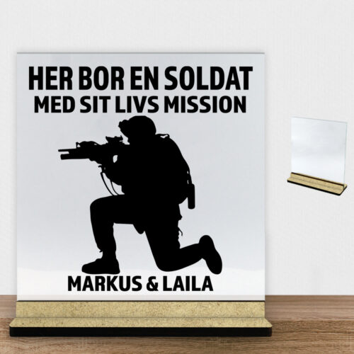 Her bor en soldat design 1 | Glasskilt inkl. fod (træfiber)