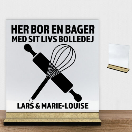 Her bor en bager design 1 | Glasskilt inkl. fod (træfiber)