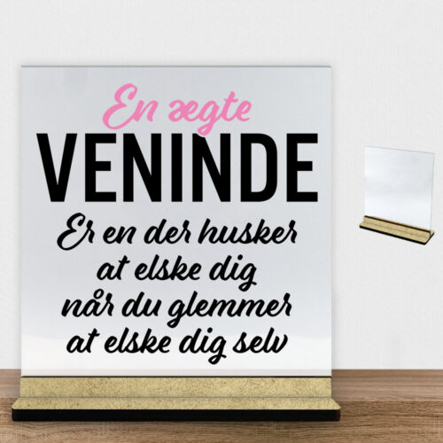 En ægte veninde... | Glasskilt inkl. fod (træfiber)