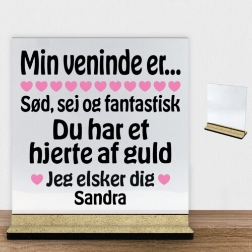 Min veninde er sød, sej og fantastisk… | Glasskilt inkl. fod (træfiber)
