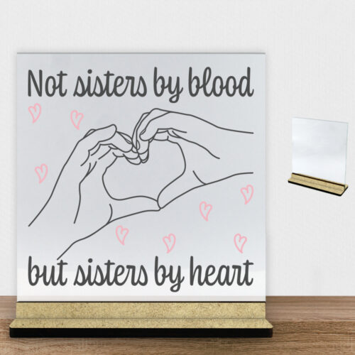 Not sisters by blood, but sisters by heart | Glasskilt inkl. fod (træfiber)