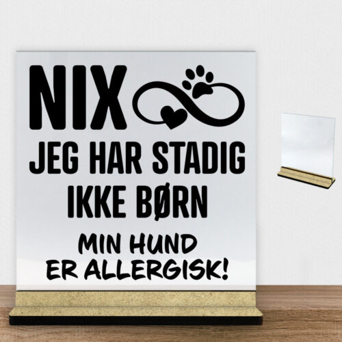 NIX jeg har stadig ikke børn - hund | Glasskilt inkl. fod (træfiber)