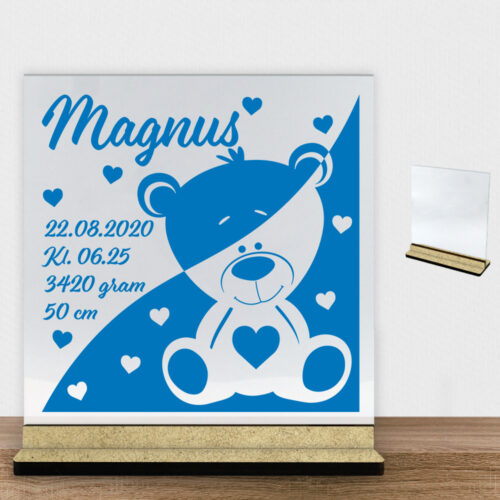 Bamsen Bailey m. fødselsdata | Glasskilt inkl. fod (træfiber)