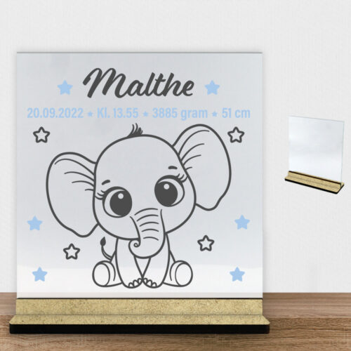 Baby elefant m. fødselsdata | Glasskilt inkl. fod (træfiber)