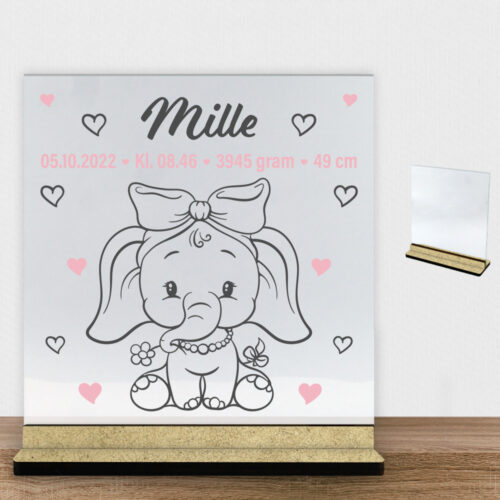 Den lille elefant #1 m. fødselsdata | Glasskilt inkl. fod (træfiber)