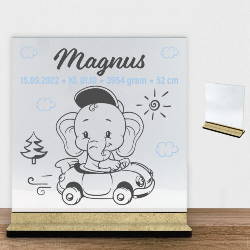 Den lille elefant #2 m. fødselsdata | Glasskilt inkl. fod (træfiber)