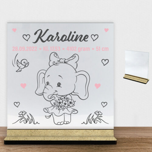 Den lille elefant #4 m. fødselsdata | Glasskilt inkl. fod (træfiber)