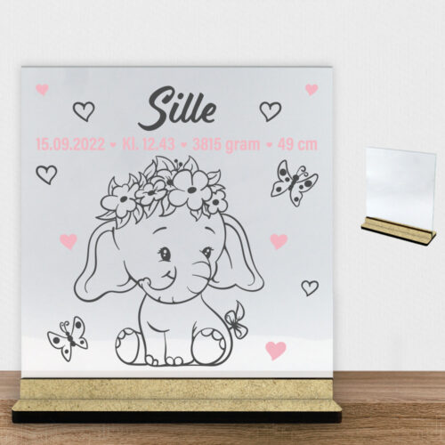 Den lille elefant #5 m. fødselsdata | Glasskilt inkl. fod (træfiber)